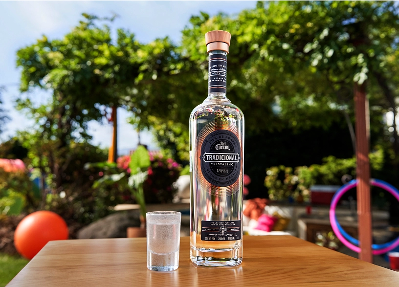 Explora el origen, los tipos de tequila y la historia llena de amistad y tradición mexicana de tequila Tradicional.
