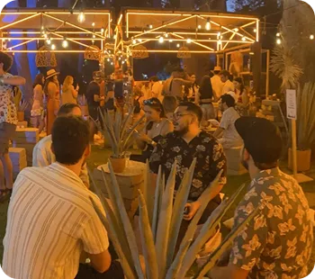 Cuervo tradicional cristalino bar lleno de gente