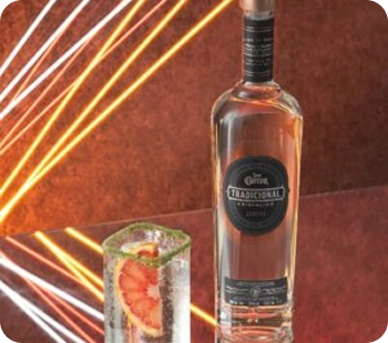 Cuervo tradicional cristalino botella y trago