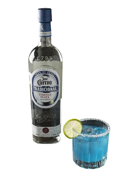 Botella de José Cuervo tradicional Plata con trago servido