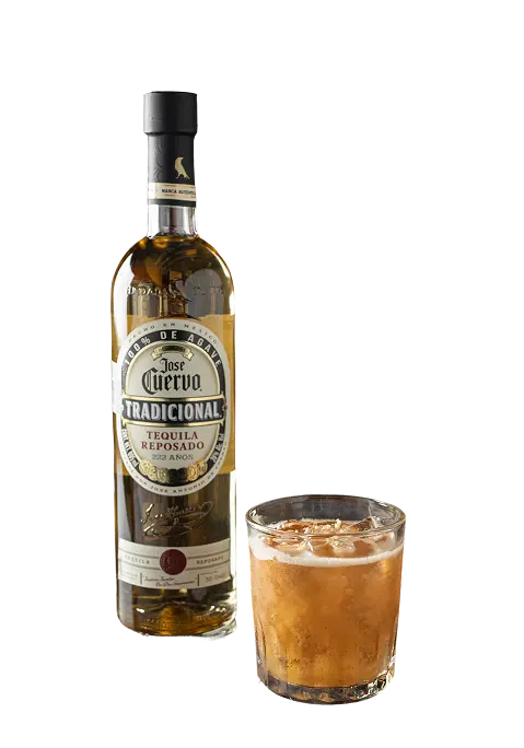 Botella de José Cuervo tradicional con trago servido